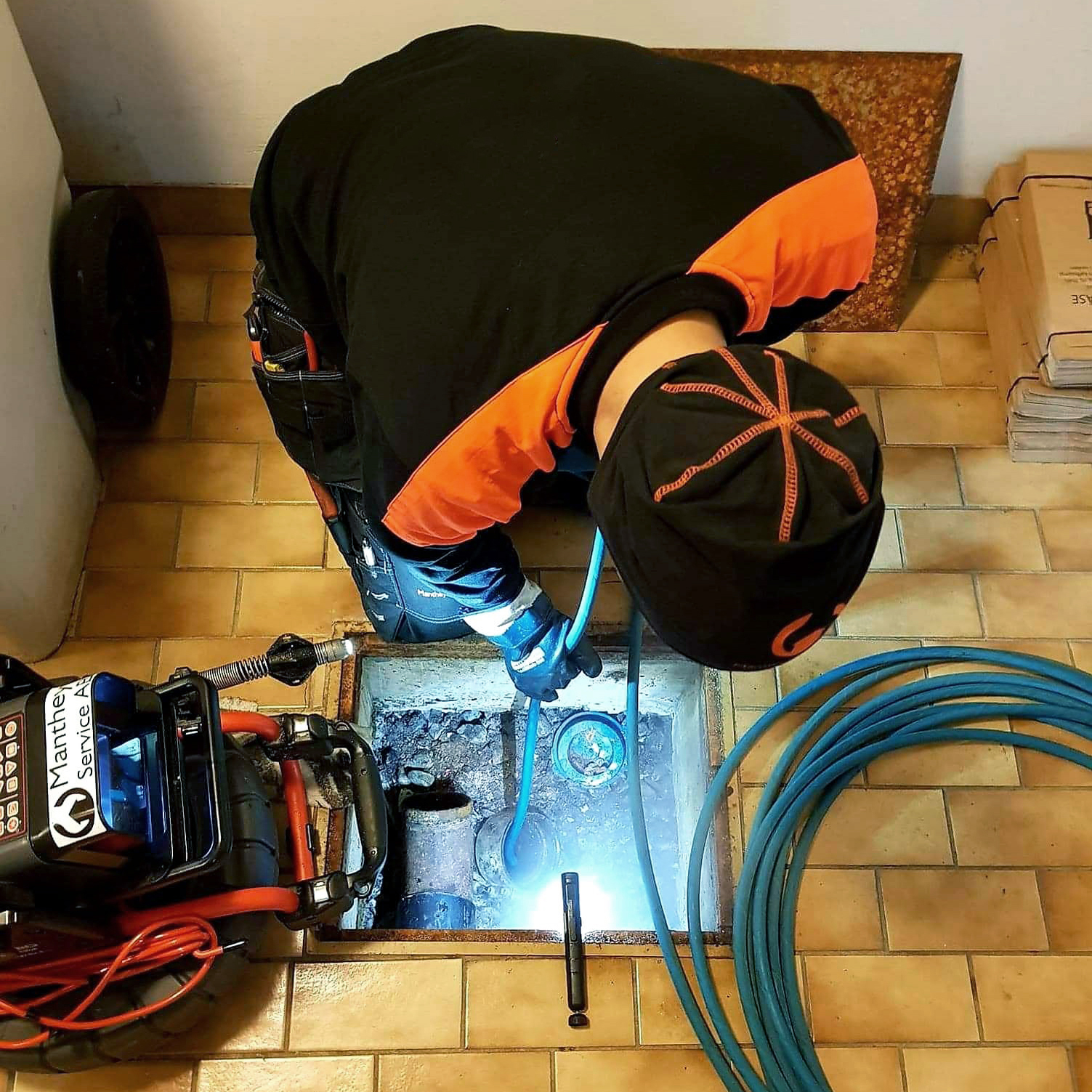 Tekniker hos Spol-Jour löser avloppsproblem