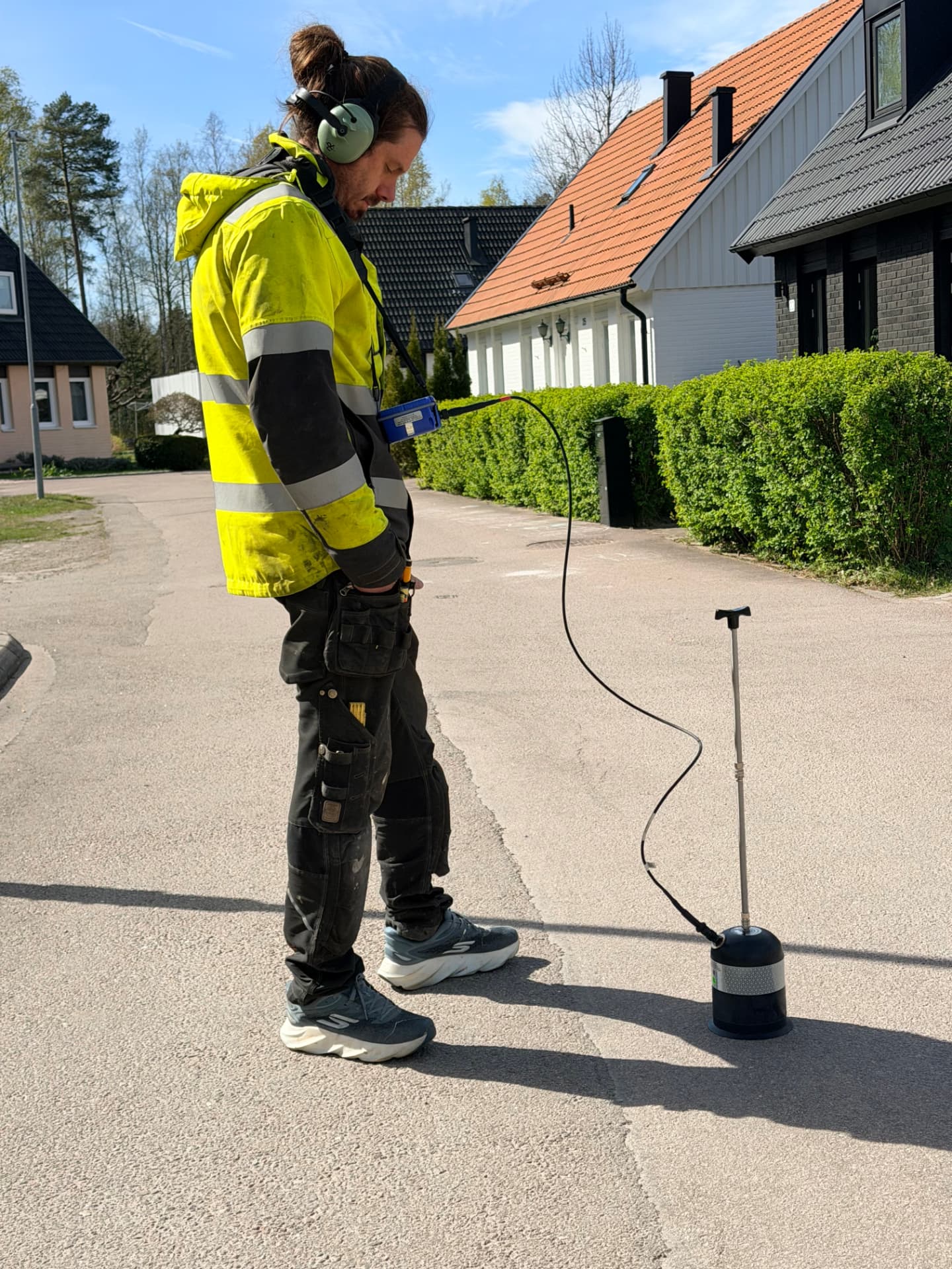 Tekniker använder marklyssnare för läcksökning i avloppsledning