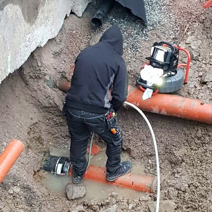 Tekniker hos Spol-Jour utför rörspolning